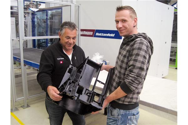Stüdli Plast公司的Willi Kälin和Heinz Grob对两台新购MacroPower 注塑机的生产质量和性能赞不绝口。
