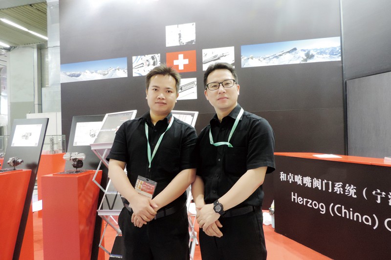 和卓销售经理沈舟人(右)与林明先生(左)