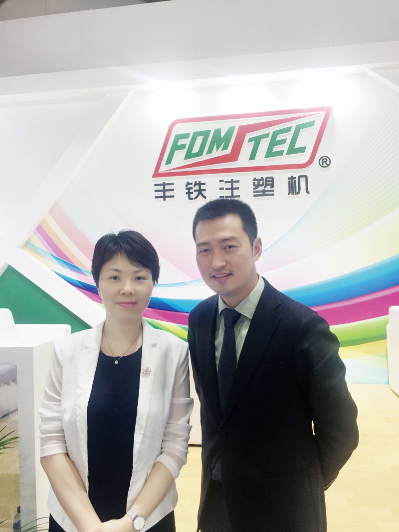 广州丰铁总经理李斐妮(左)与苏州丰铁副总经理廖昌亮(右)合影