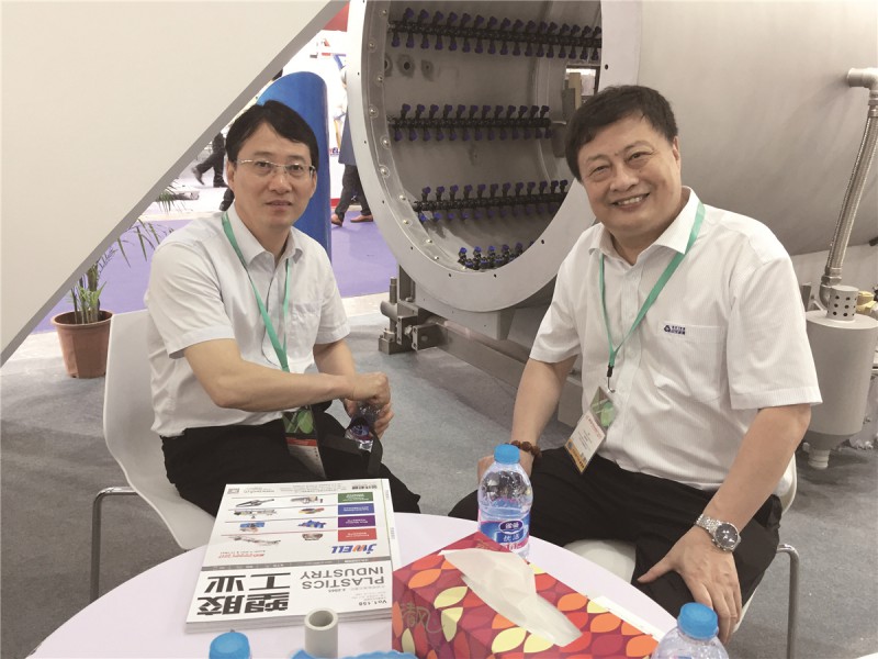 贝尔常务总经理刘峰（右）和何教授合影