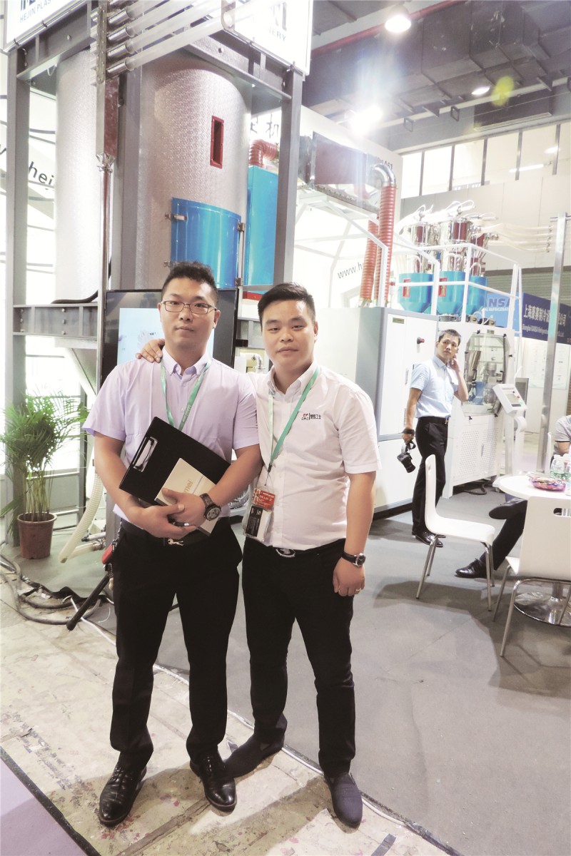 和津销售经理王磊(左)与本刊记者合影