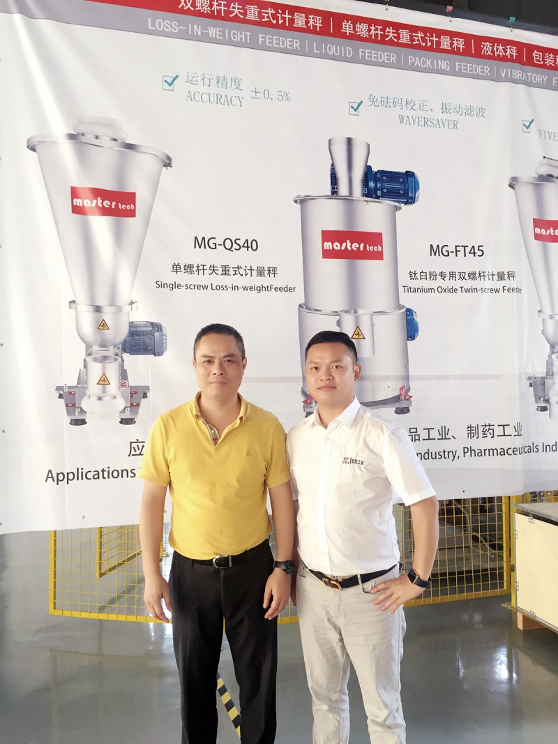 广州鑫电子控设备有限公司总经理韦敏（左）