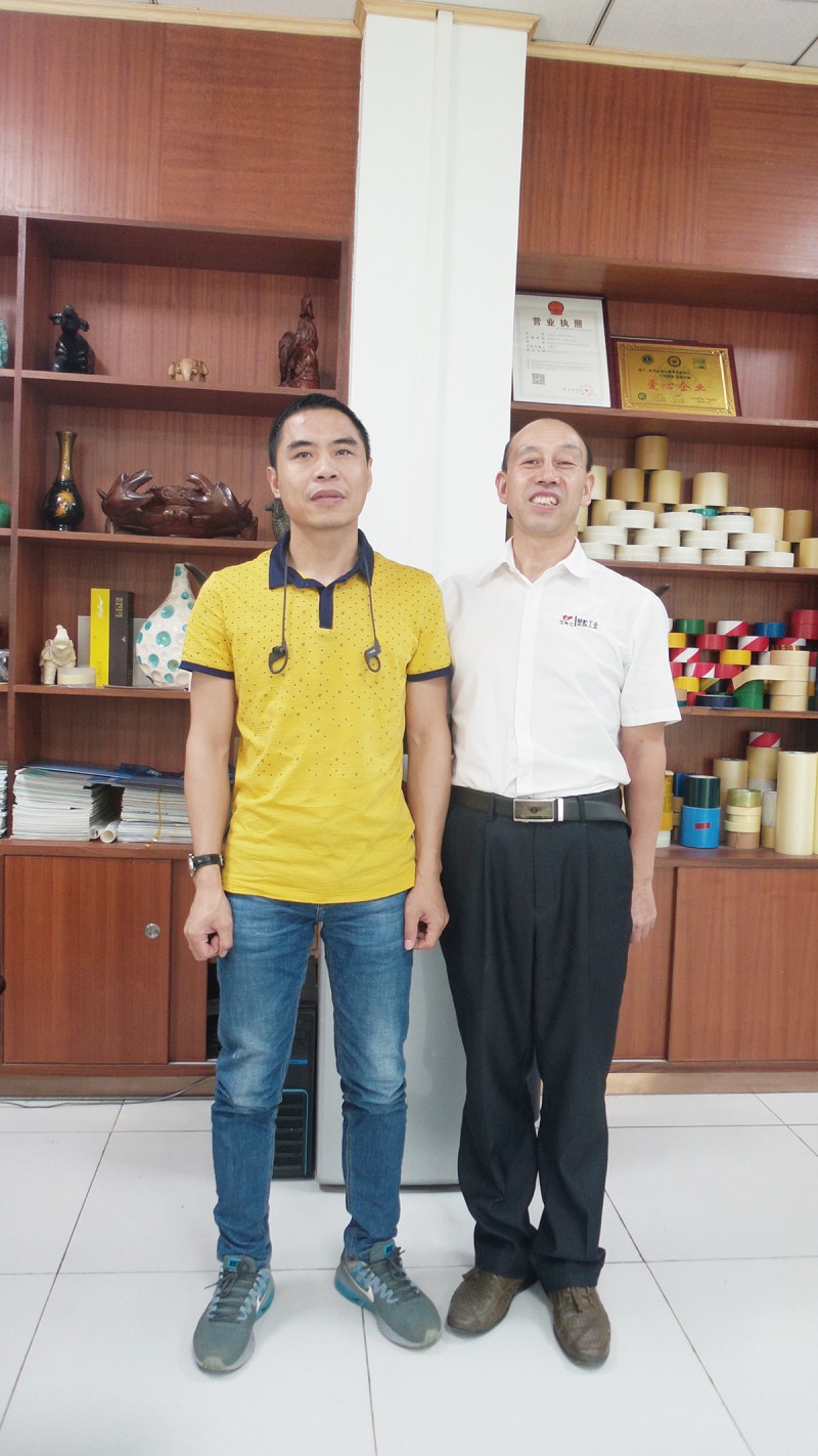 东莞市禾行贸易有限公司总经理林里（左）与本刊记者