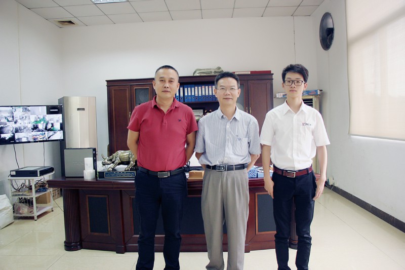 佛山顺元塑胶制品有限公司邓总（左）、李工（中）与本刊记者合照
