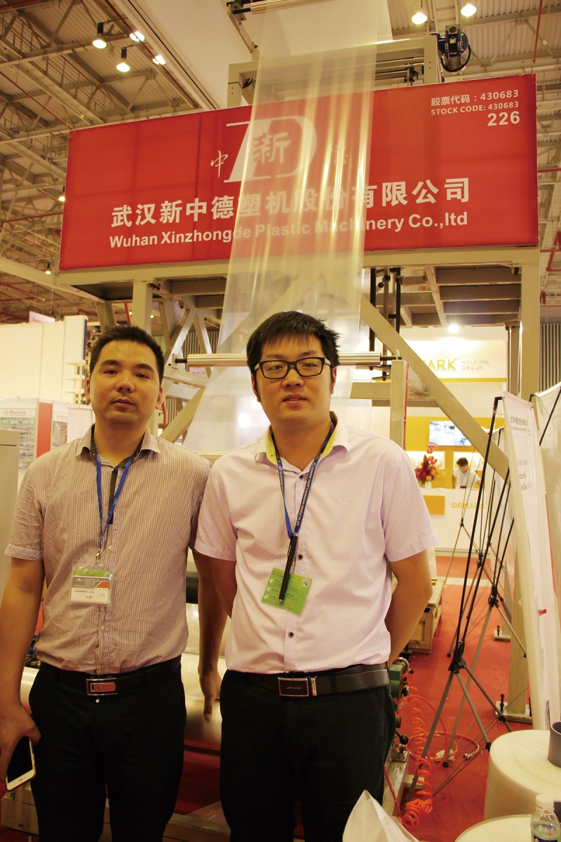 武汉新中德销售经理谢志航（右）与技术合影