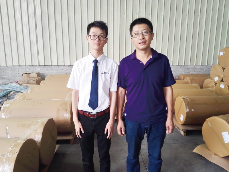 佛山多邦高分子材料有限公司程总（右）和记者（左）合照