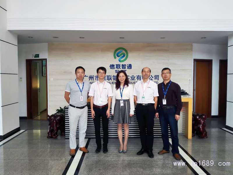 广州信联智通实业股份有限公司瓶盖事业部总经理黄宇宁女士(中)、崔总(左一)、唐总(右一)与本刊发行部同事合影。