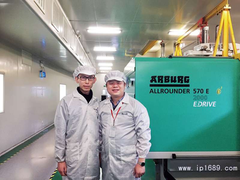 贝万德公司Marketing-Manager-Danny-Sair-佘建荣(左)与阿博格(深圳)大区销售经理萧航合影