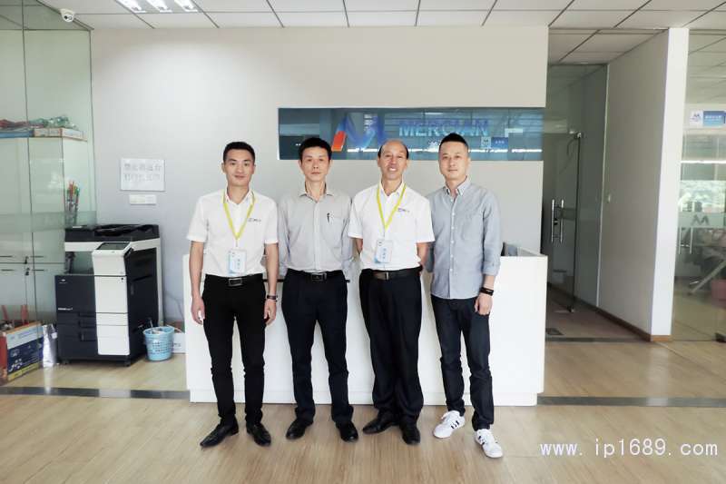 佛山市南海美尔鑫涂业有限公司总监王新水(左二)、罗子逸(左四)与本刊发行部同事合影