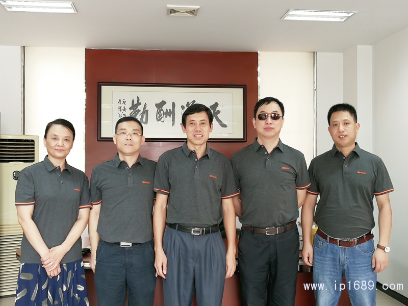 广东威利坚机械集团董事长陈为群(中)