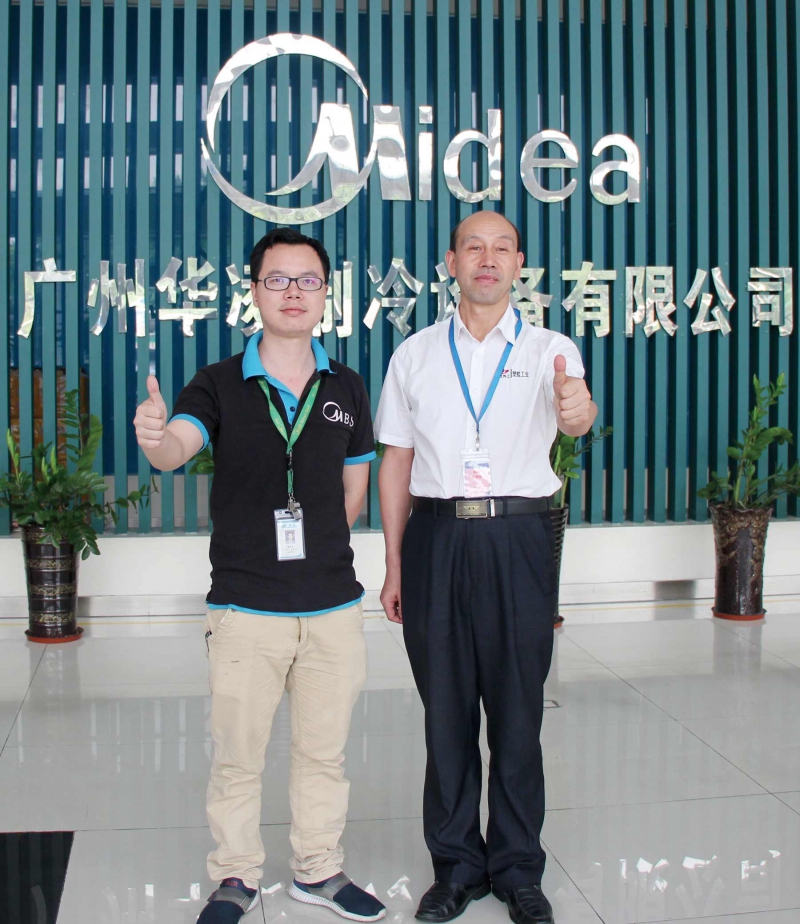 美的集团广州华凌制冷设备有限公司注塑主管谢文军（左）与本刊记者合影