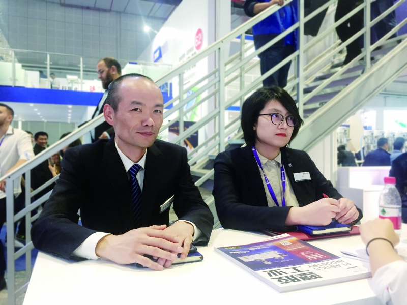 海天国际 市场策划部主管 朱元杰（左）和市场策划部副经理赵艳（右）