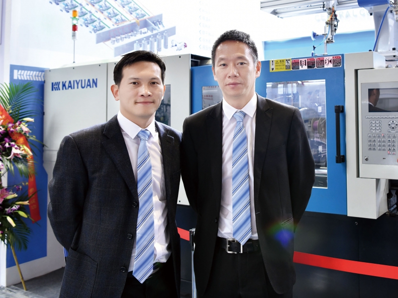 开宇机械销售总监李建华（左）总经理徐俊（右）