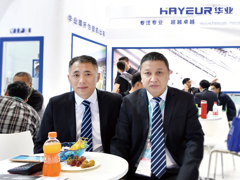华业机械广东分公司销售总监毕振强（左）副总经理王如红（右）