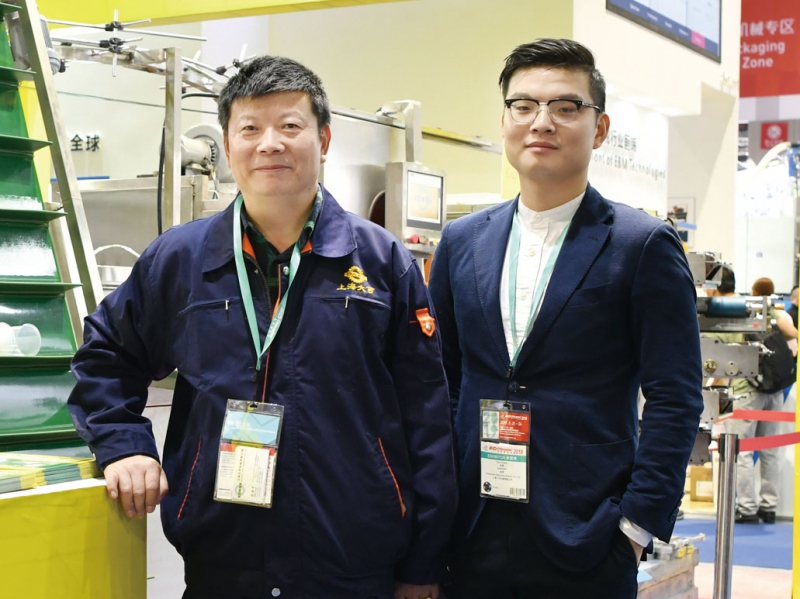 大可机械总工程师张洪奇（左）与销售经理张凯（右）