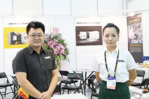 百象机械赵国庆（左）与同事合影