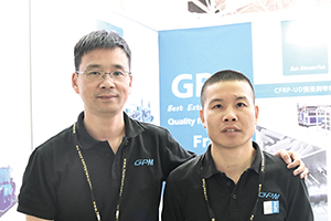 上海国塑总经理林永宏（左）与同事合影