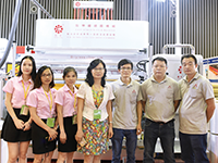 昌龙兴总经理沙文婵(中)与团队一起合影