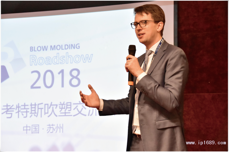 顺德考特斯CEO陈俊添先生(图一)与考特斯德国总部销售总监Alain-Cappelle(图二)致欢迎辞及作公司介绍:拥有80多年历史的考特斯是全球第一家生产商用挤出吹塑成型机的制造商,也是世界最大的挤出吹塑成型机械设备供应商之一。-(2)
