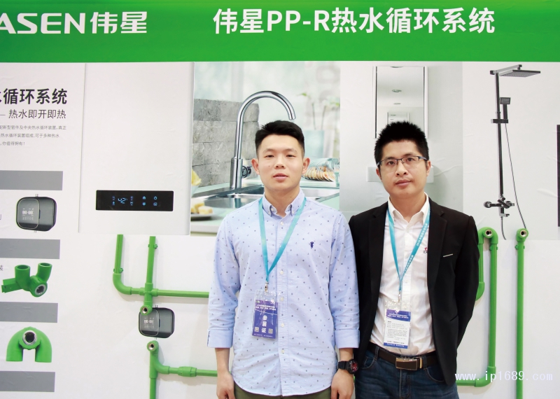 图注：浙江伟星新型建材股份有限公司技术工程师王泽伟（左）与本刊记者陈陆锋
