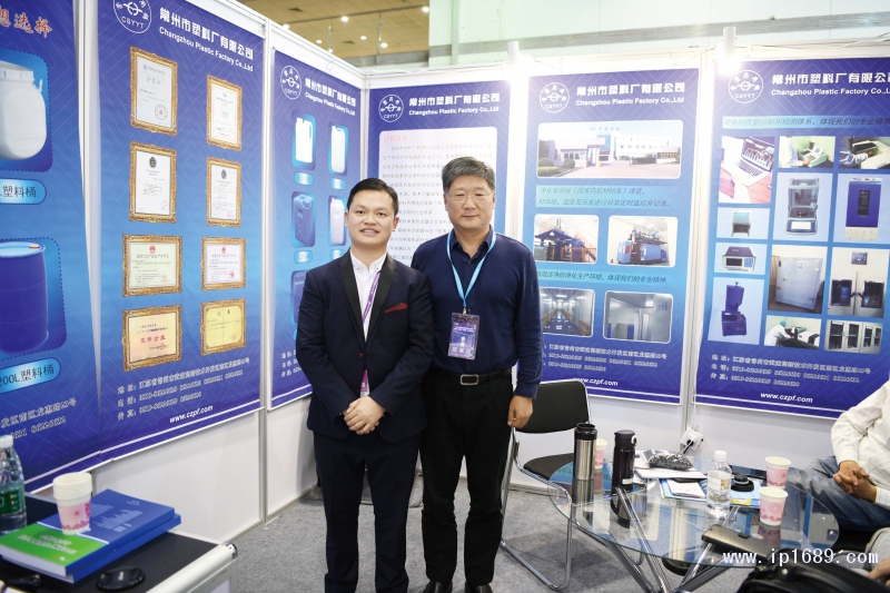 常州塑料厂总经理朱义华（右）与本刊记者徐森合影