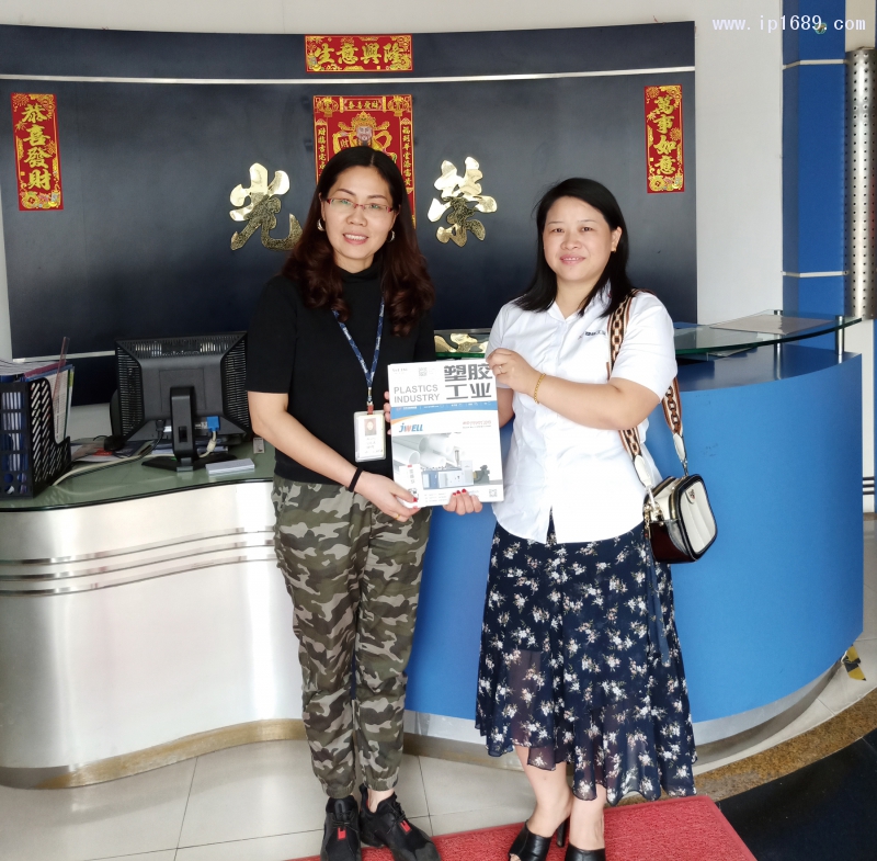 图注:光荣塑胶五金厂采购部经理谢丽红(左)
