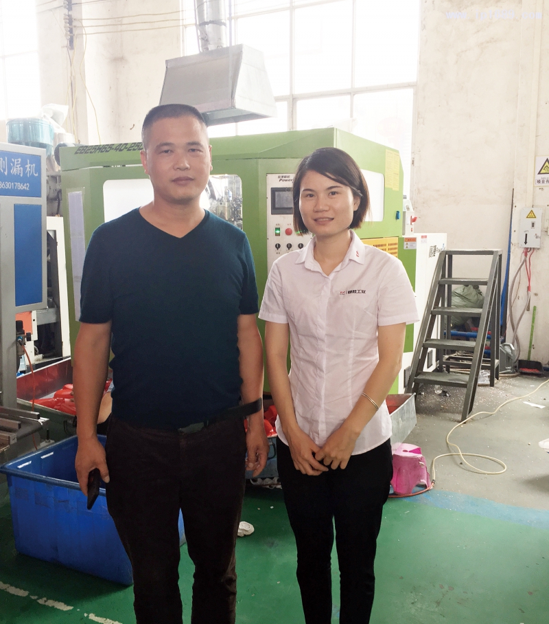 广州市维美塑料容器有限公司董事长黄海力(左)