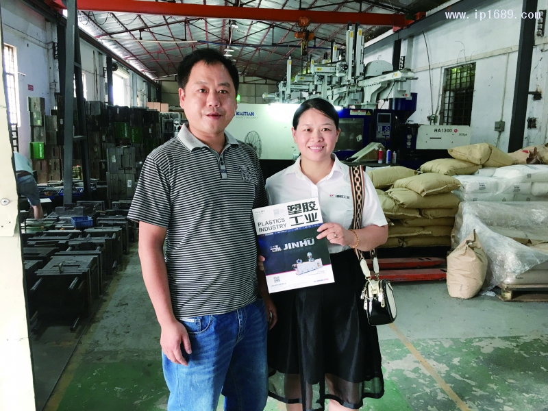 广州市标信塑料制品有限公司技术主管邓拥军（左 ）