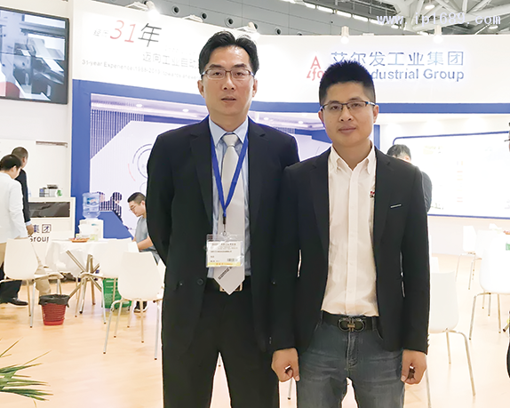 东莞市艾尔发自动化科技有限公司海外部总经理张景棠（左）