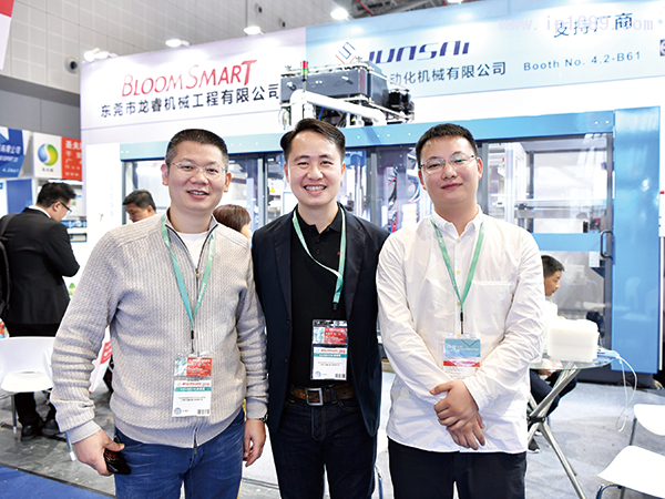 东莞市龙睿机械工程有限公司总经理李跃(中)
