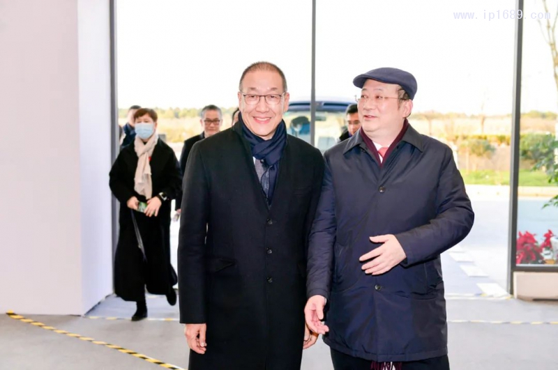 朗盛亚太区总裁钱明诚（左）上海化学工业区发展公司总经理张淳（右）