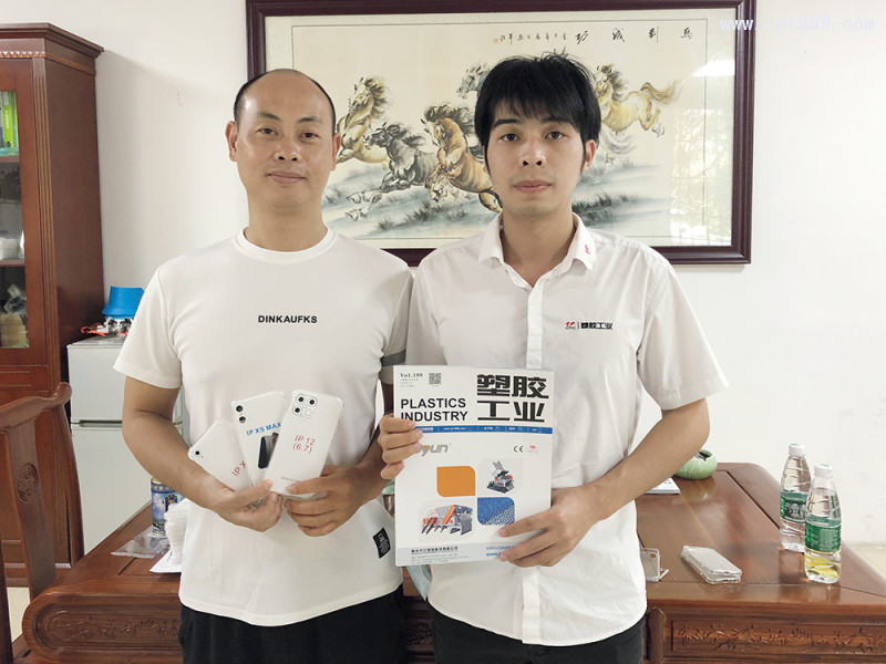 塑润塑料制品厂总经理谢茂胜(左)