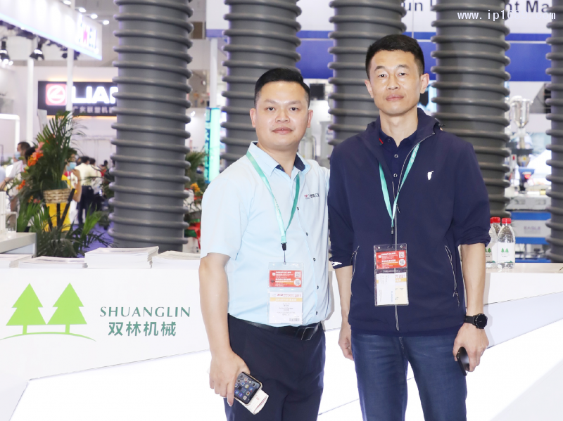 浙江双林机电科技有限公司-副总-吴文强(右)与本刊总编徐森合影