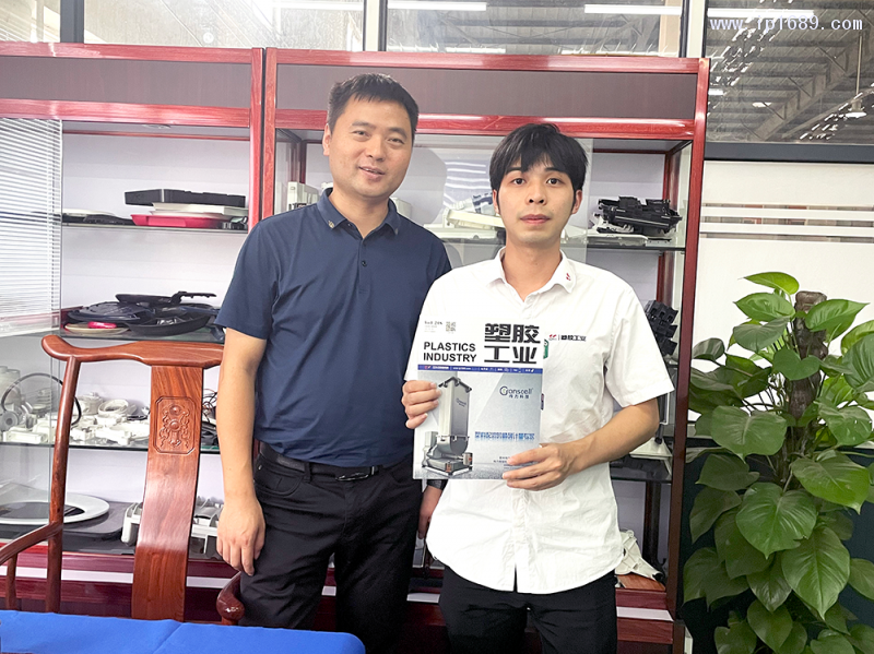 广东赛普电器制造有限公司BMC项目经理邹外平（左）