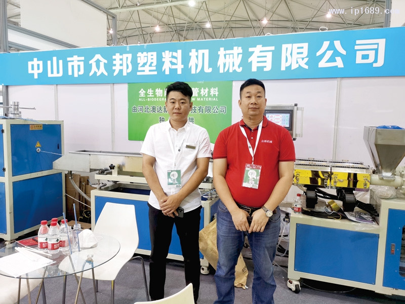 中山市众邦塑料机械有限公司总经理黎生荣（右）