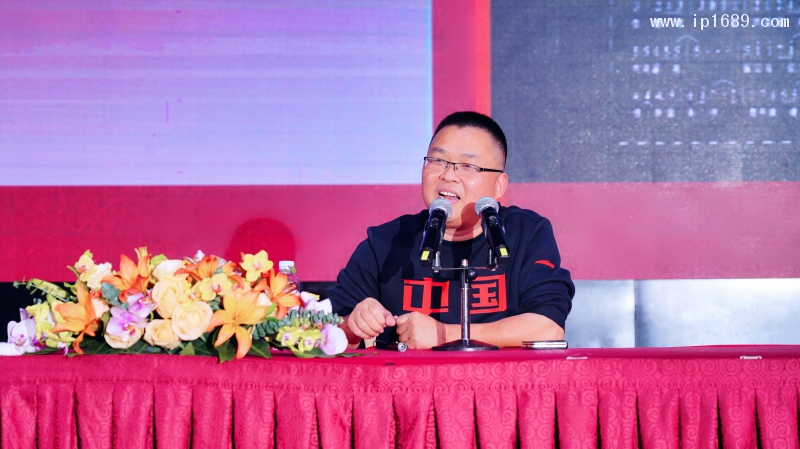 伯朗特董事长尹荣造先生发表了热情彭拜的演讲