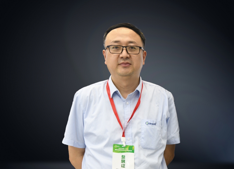 营销中心副总李龙