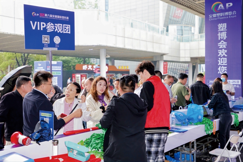 组委会通过客服团队一对一精准邀约采购商