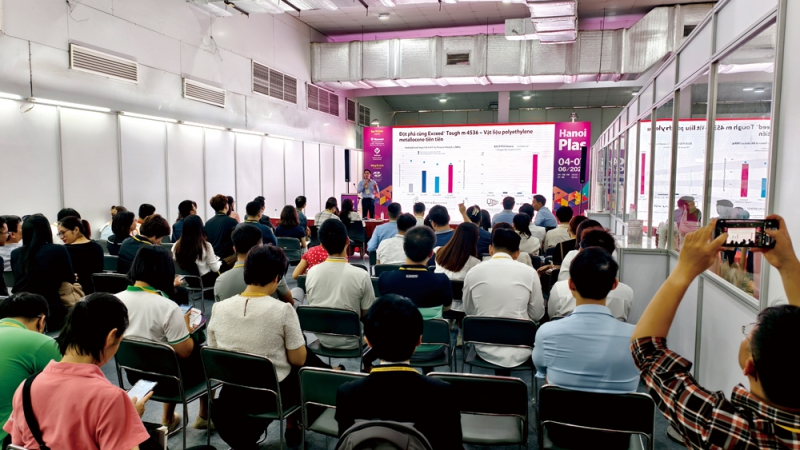 专家和学者就聚烯烃市场变化、超透明聚丙烯（PP）新技术等话题进行深入的交流，