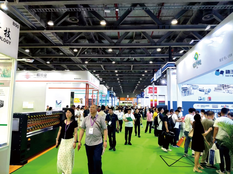 展馆内人流如织-