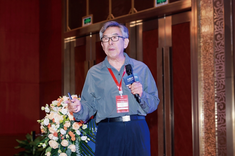 中国合成树脂协会荣誉会长郑垲发表演讲