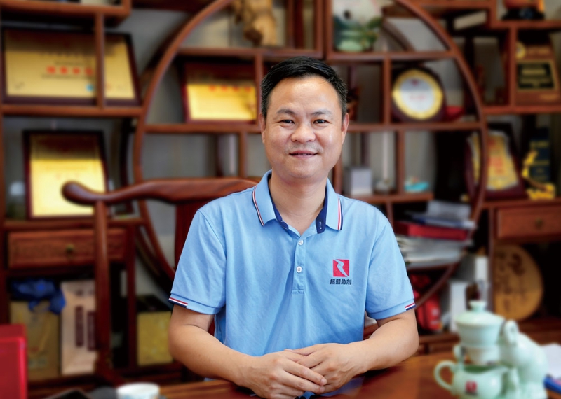 总经理罗岩